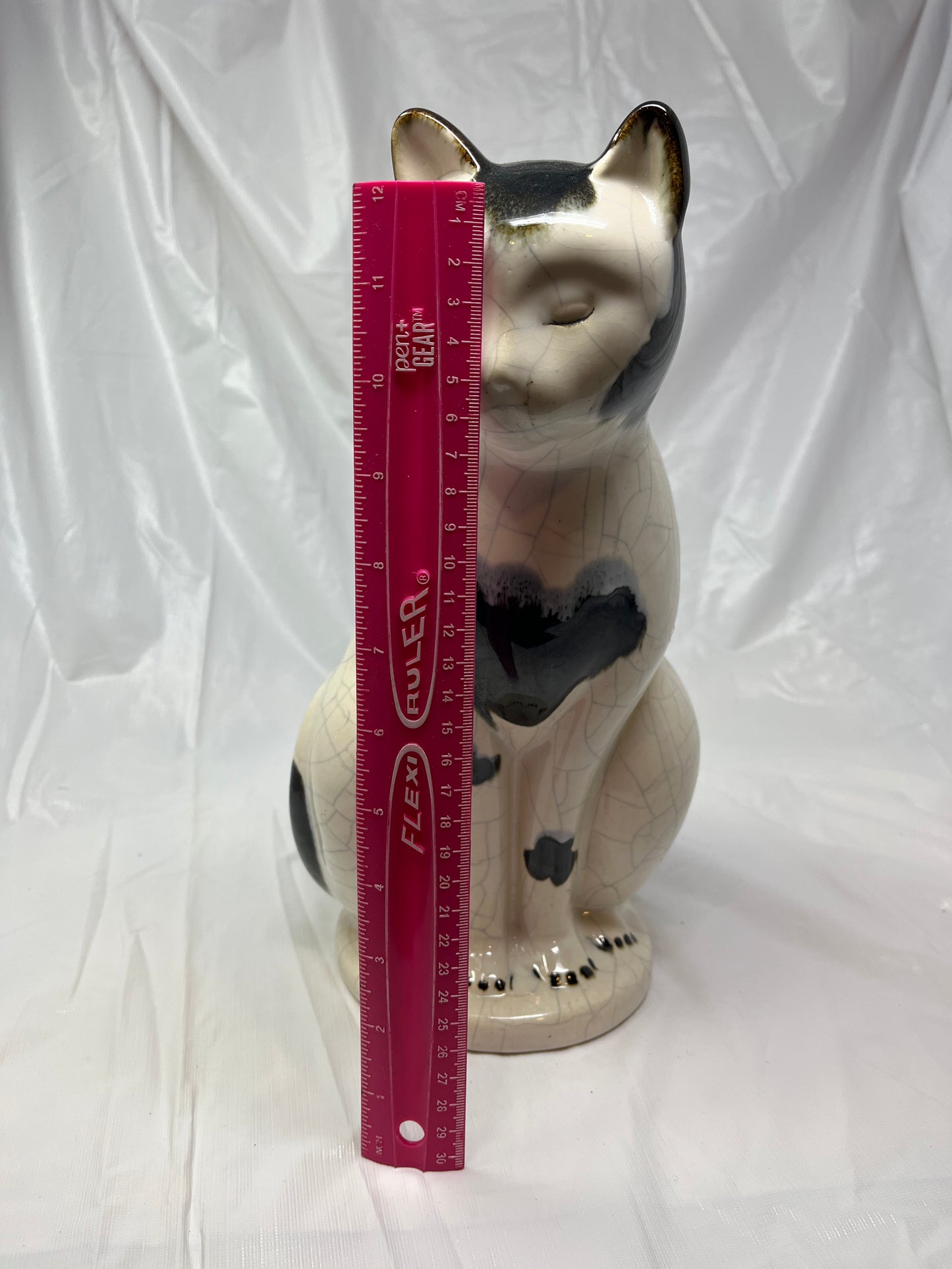 Williamsburg Global Views Ceramic Cat Figurine – Gray Crackle