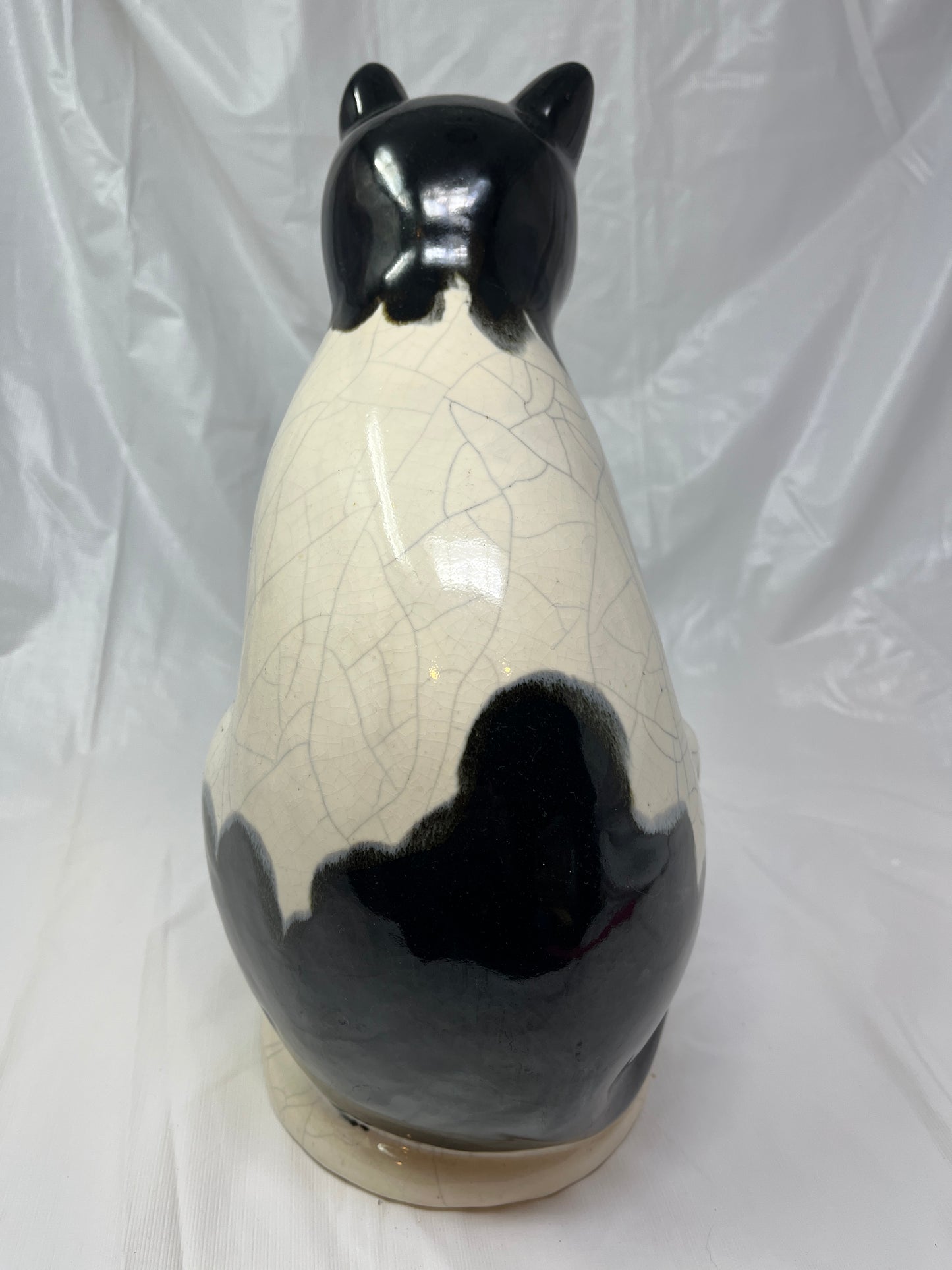 Williamsburg Global Views Ceramic Cat Figurine – Gray Crackle